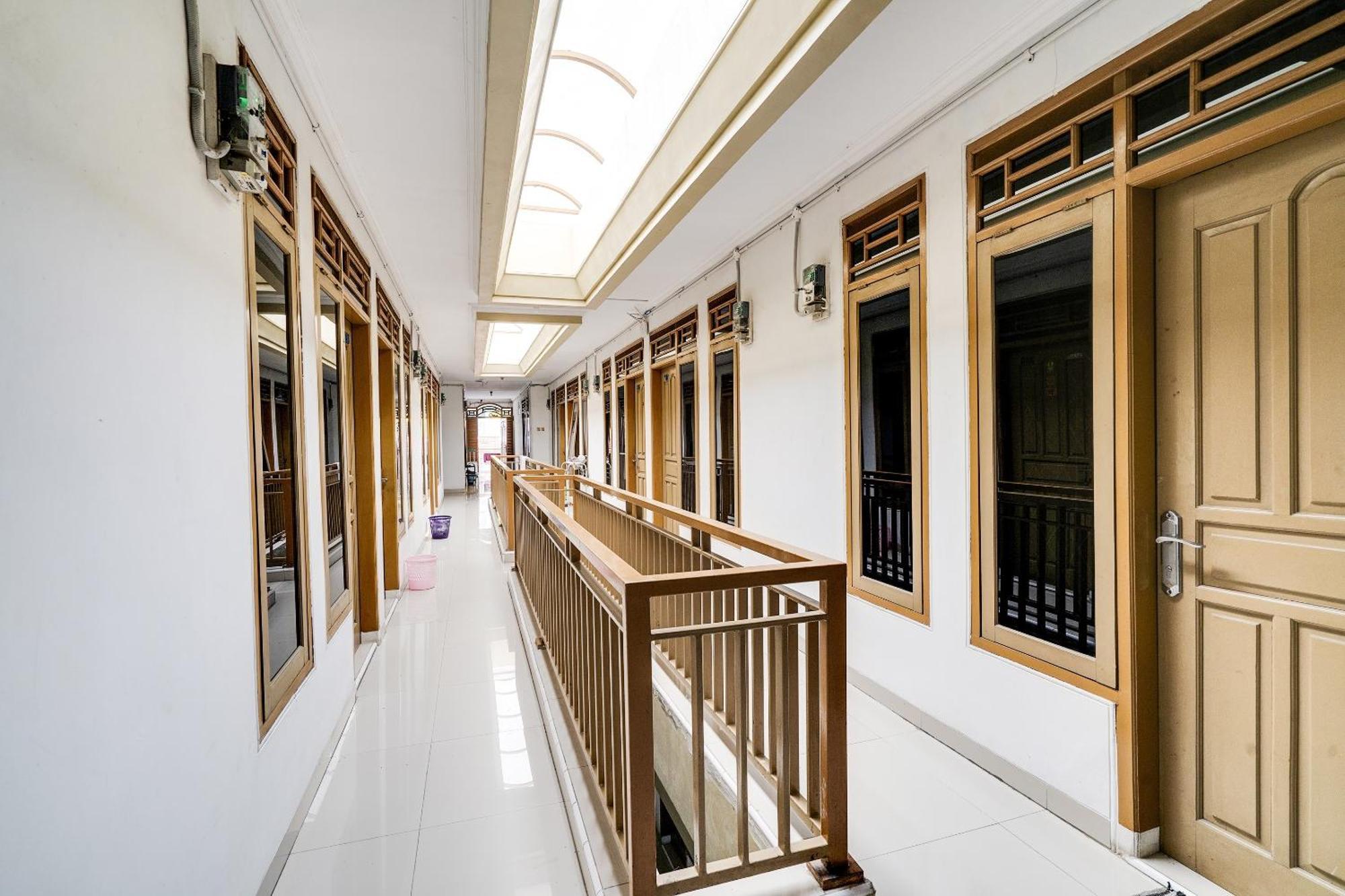 Hotel Oyo Life 91994 Sawerigading Jatinangor Syariah à Sayang Extérieur photo